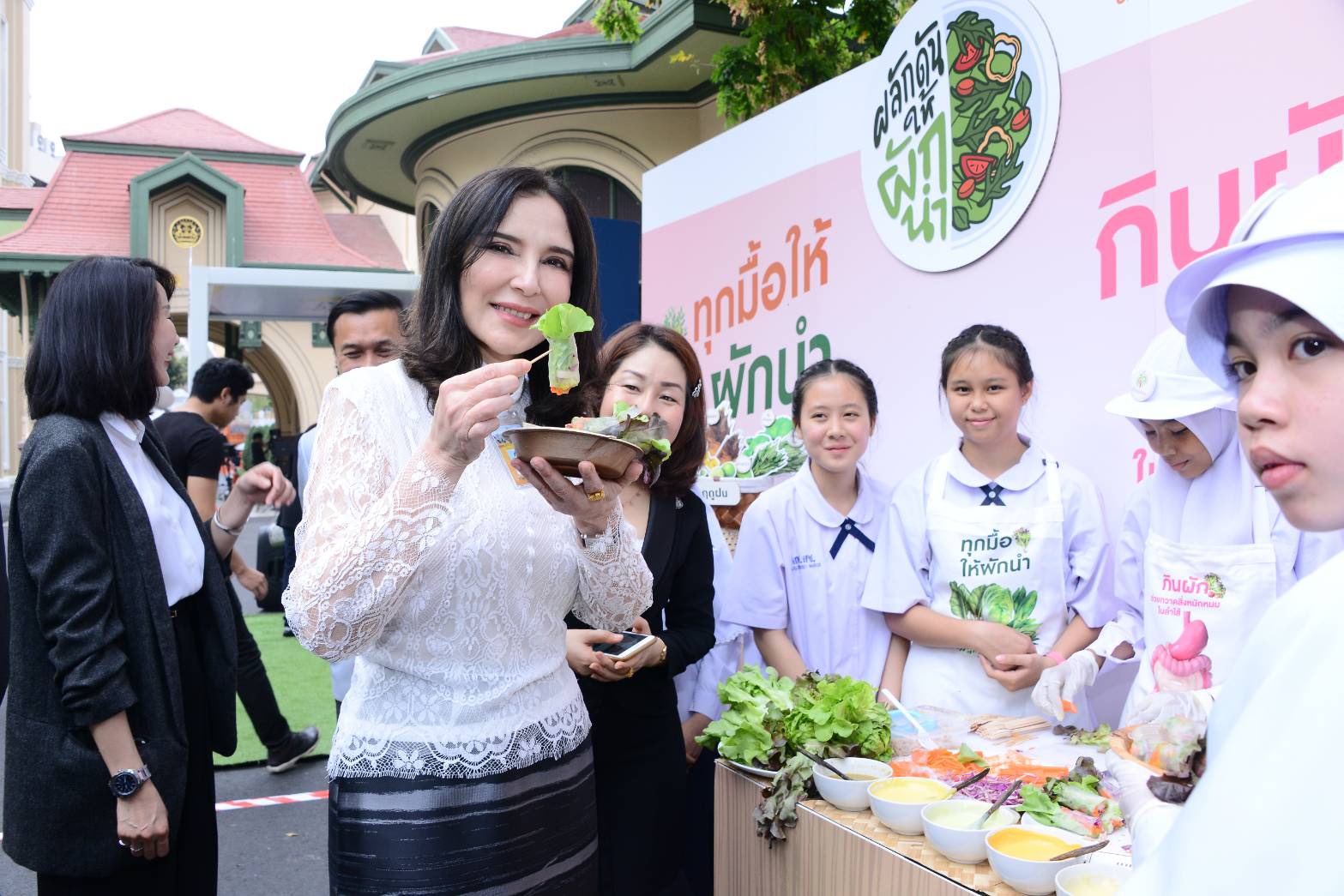 "รมช.มนัญญา" ร่วมกิจกรรมรณรงค์เนื่องในเทศกาลแห่งความรัก “เพราะว่ารักจึง (ให้) ผักนำ” ก่อนการประชุมคณะรัฐมนตรี