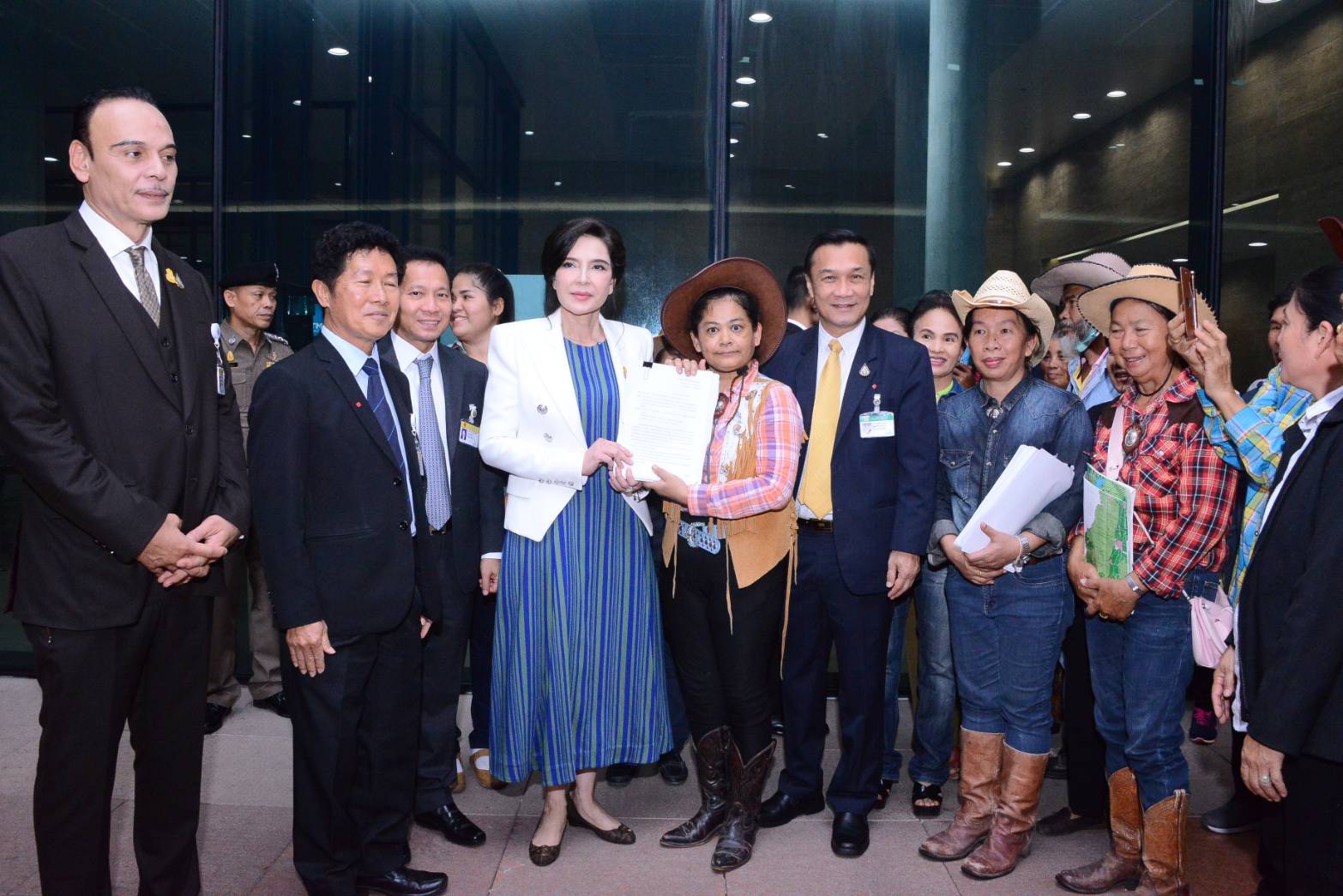 "รมช.มนัญญา" รับหนังสือร้องเรียน โดยกลุ่มประชาสังคมปฏิรูปทรัพยากรและทองคำ