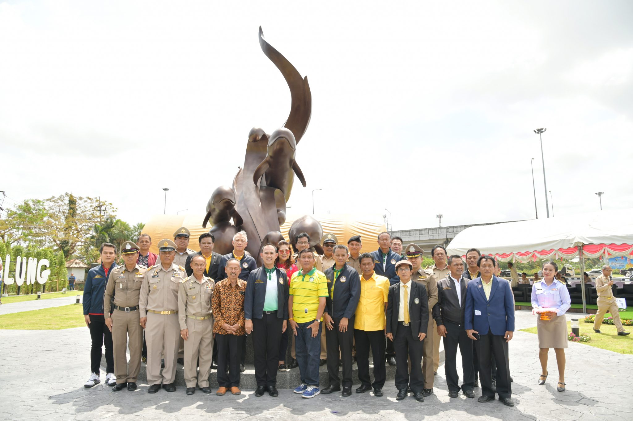 "พิพัฒน์" รมว.ท่องเที่ยวและกีฬา เปิดประติมากรรมโลมาอิรวดี อีกหนึ่งสัญลักษณ์ของจังหวัดพัทลุง