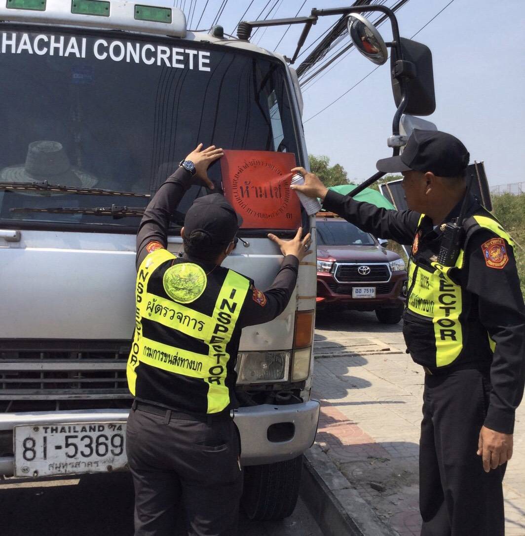 กรมการขนส่งทางบก จัดผู้ตรวจการลงพื้นที่ตรวจวัดค่าควันดำรถ ตามมาตรการป้องกันค่าฝุ่นละอองขนาดเล็ก PM2.5 ตามนโยบาย "รมว.ศักดิ์สยาม" อย่างต่อเนื่อง