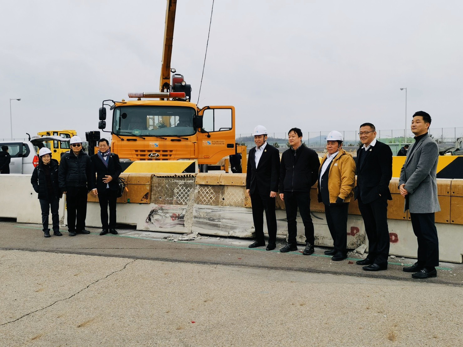 "รมว.ศักดิ์สยาม" ร่วมสังเกตการณ์การทดสอบการชนเพื่อประเมินสมรรถนะความปลอดภัยของ Rubber Fender Barrier ณ ประเทศเกาหลีใต้