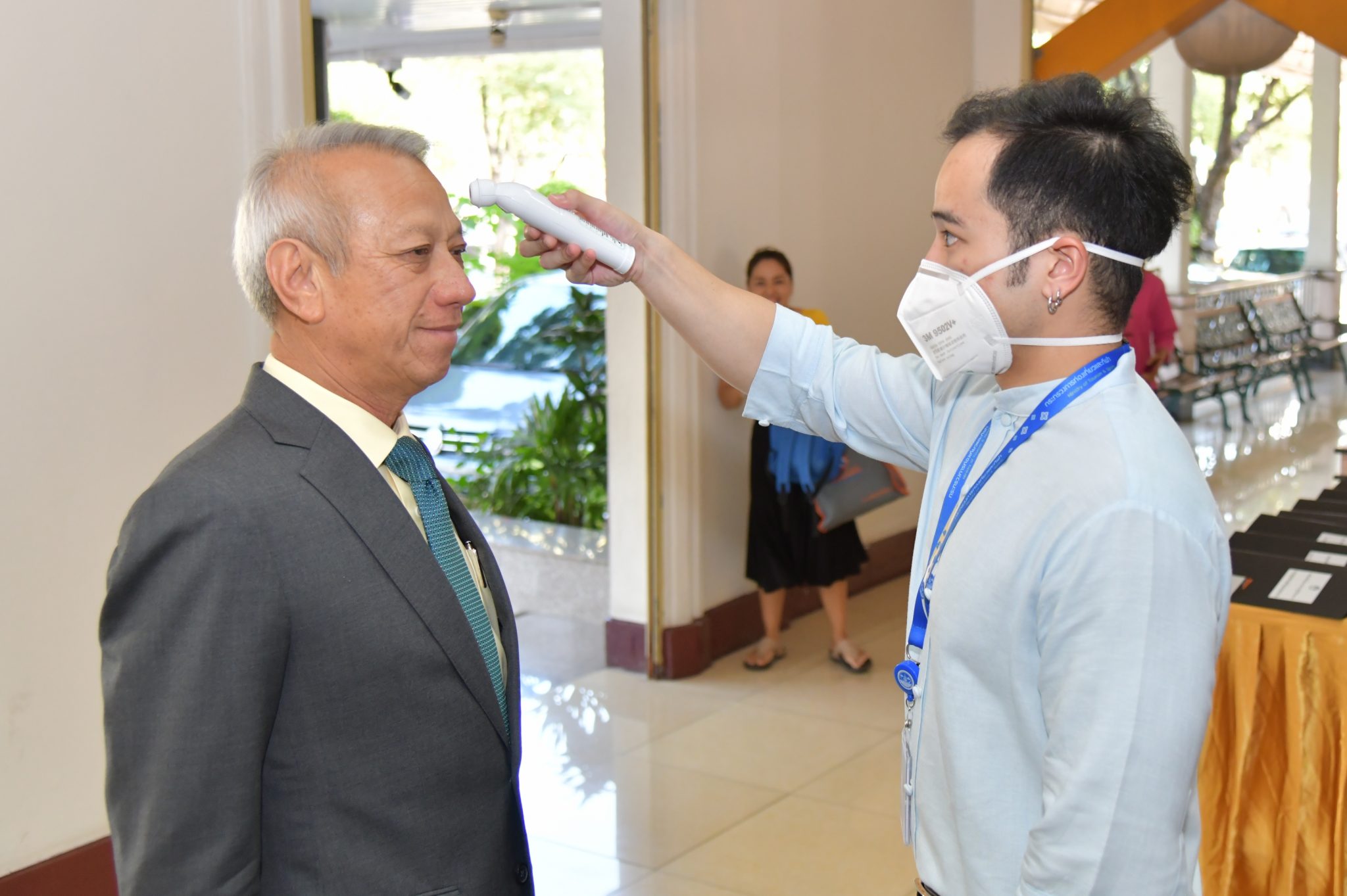 กระทรวงการท่องเที่ยวและกีฬา ตั้งจุดตรวจอุณหภูมิร่างกายเฝ้าระวัง ‘โควิด-19’ ก่อนเข้าอาคาร