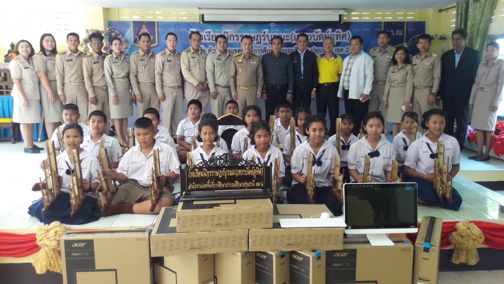 มท.3 ร่วมเป็นเกียรติมอบอุปกรณ์คอมพิวเตอร์ให้กับโรงเรียนนิกรราษฎร์บูรณะ(เหราบัตย์อุทิศ) ปทุมธานี