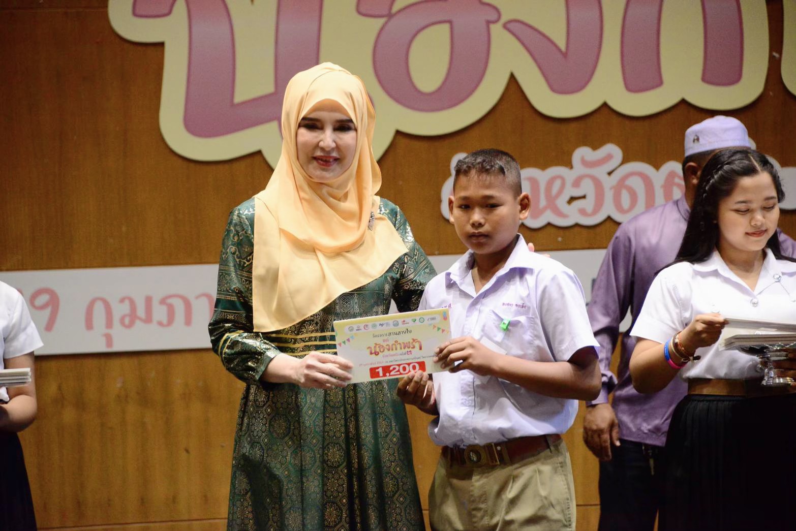 "มนัญญา" และร่วมมอบทุนการศึกษาในโครงการ สานสายใย แด่น้องกำพร้า ครั้งที่ 3 ณ มหาวิทยาลัยสงขลานครินทร์