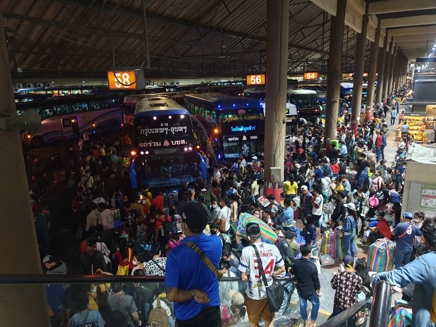 .บขส. เผย! ยอดผู้โดยสารหมอชิต2 หนาแน่นกว่า 8หมื่นคน เร่งกลบภูมิลำเนา หลัง มท.เตรียมปิดด่านพรมแดน 18 จุดพรุ่งนี้ สกัดโควิด19