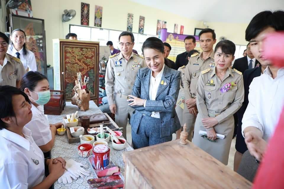 รมช.กนกวรรณ ขอชาวนครปฐมอนุรักษ์งานศิลป์ "ช่างสิบหมู่" อันล้ำค่าอยู่คู่ชาติไทย พร้อมชื่นชมงาน กศน.-สช.มีความก้าวหน้าสมบูรณ์แบบทั้ง 6G