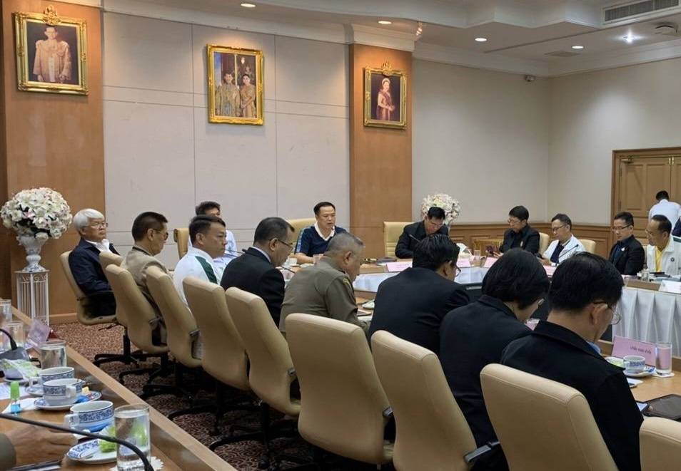"อนุทิน" รองนายกฯและรมว.สธ. เป็นประธานการประชุมหารือการจัดการสถานที่ควบคุมเพื่อสังเกตกรณีผู้เดินทางจากพื้นที่เสี่ยงสูง