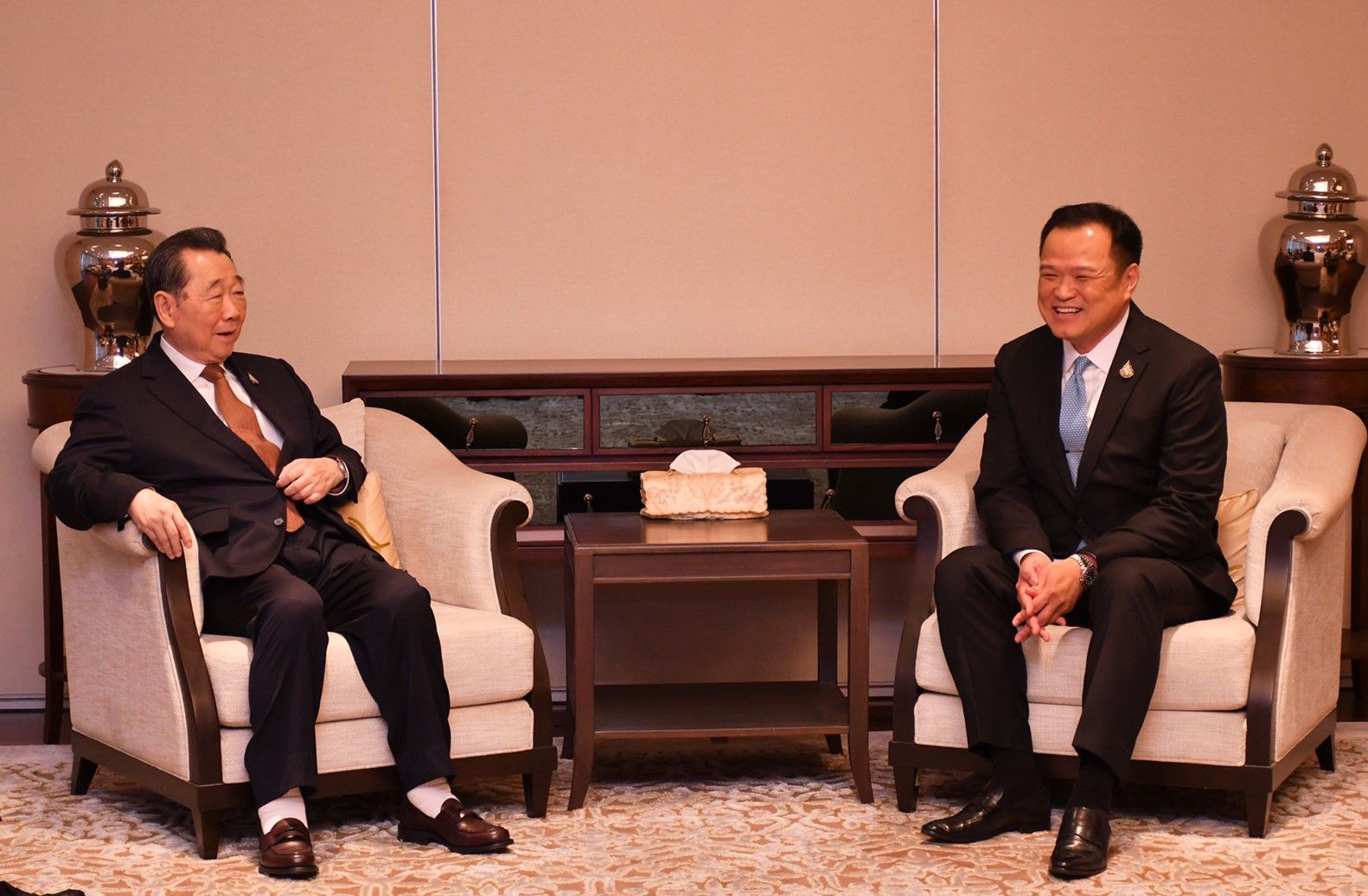 "อนุทิน" พบ "ธนินท์" รับมอบอาหาร CP รวมพลังสู้ Covid-19