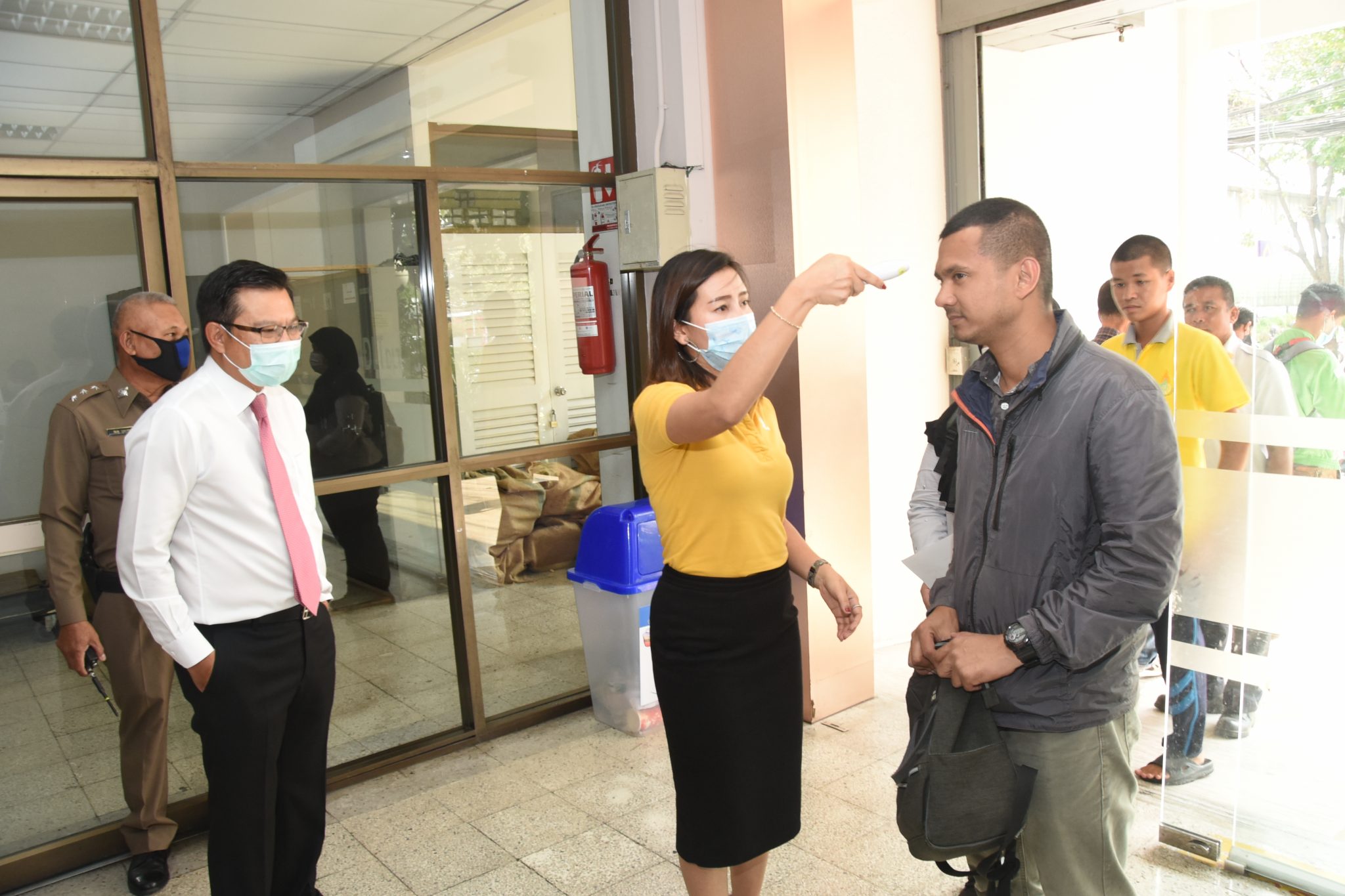 กรมการขนส่งทางบก ยกระดับมาตรการป้องกันและควบคุมการแพร่ของเชื้อไวรัส COVID-19 ตรวจวัดอุณหภูมิร่างกายผู้มาติดต่อราชการ