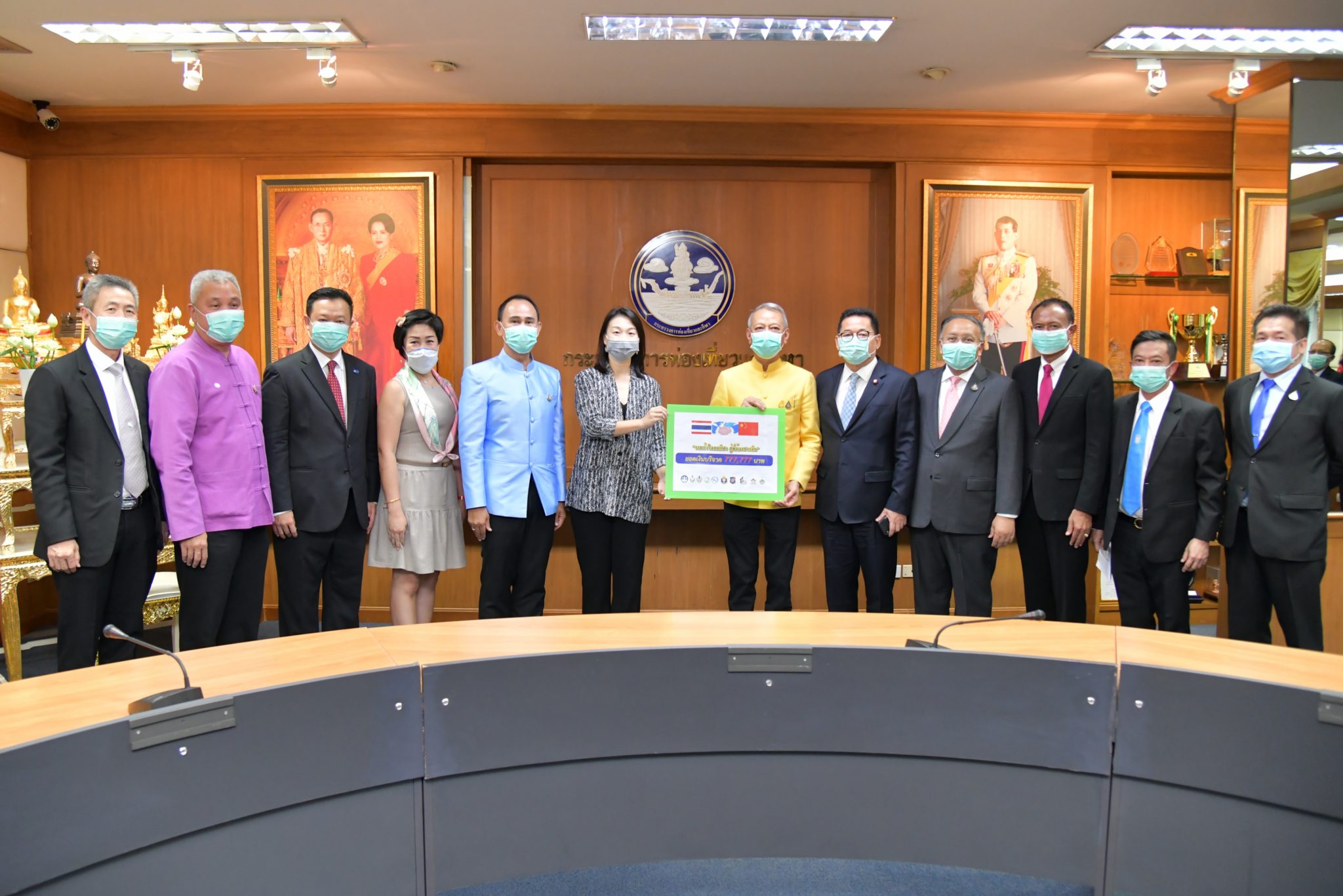 "รมว.พิพัฒน์" มอบเงินที่ได้รับบริจาคจากการแข่งขันฟุตบอลนัดพิเศษ “รวมน้ำใจคนกีฬา สู่พี่น้องชาวจีน” ให้กับ "ฉาง ยู่เหมิง" ที่ปรึกษาด้านวัฒนธรรม สถานเอกอัครราชทูตสาธารณรัฐประชาชนจีน