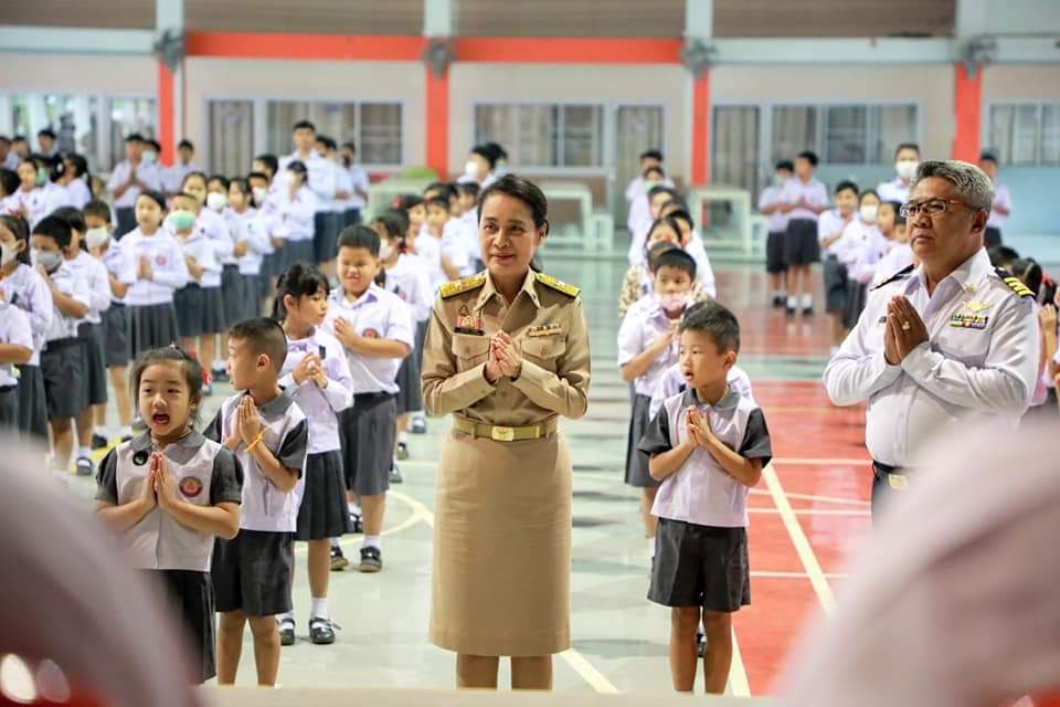 ครูพี่โอ๊ะร่วมเคารพธงชาติกับเด็ก "ปัทมดรุณวิทย์" ชื่นชมสร้างกำลังคนเก่ง ดี รอบด้าน น้อมนำหลักปรัชญาเศรษฐกิจพอเพียง เป็นฐานคิดสร้างทักษะชีวิตในศตวรรษที่ 21
