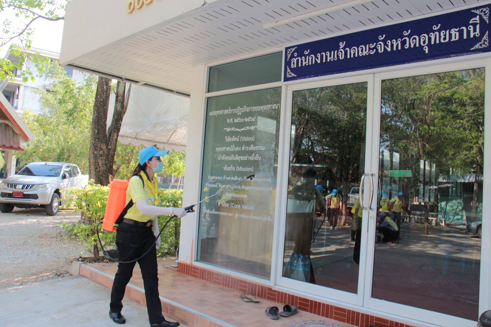 "มนัญญา" ลงพื้นที่ฉีดพ่นน้ำยาฆ่าเชื้อไวรัสโควิด-19 ด้วยตัวเอง ที่จ.อุทัยธานี
