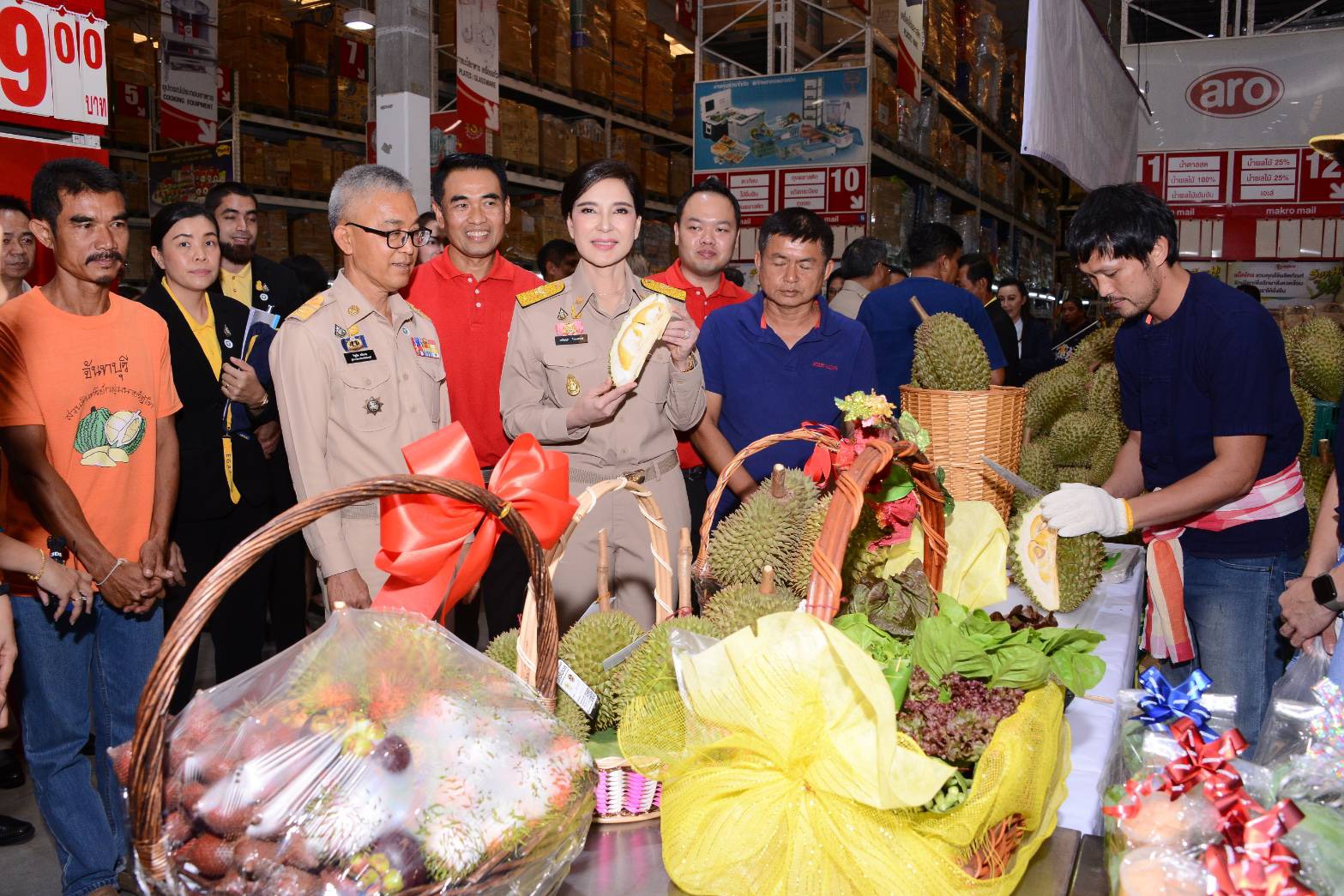 รมช.มนัญญา ลุยห้างโมเดิร์นเทรด ฝากกระจายผลไม้ชาวสวน แม็คโครนำร่องรับซื้อเพิ่ม40%