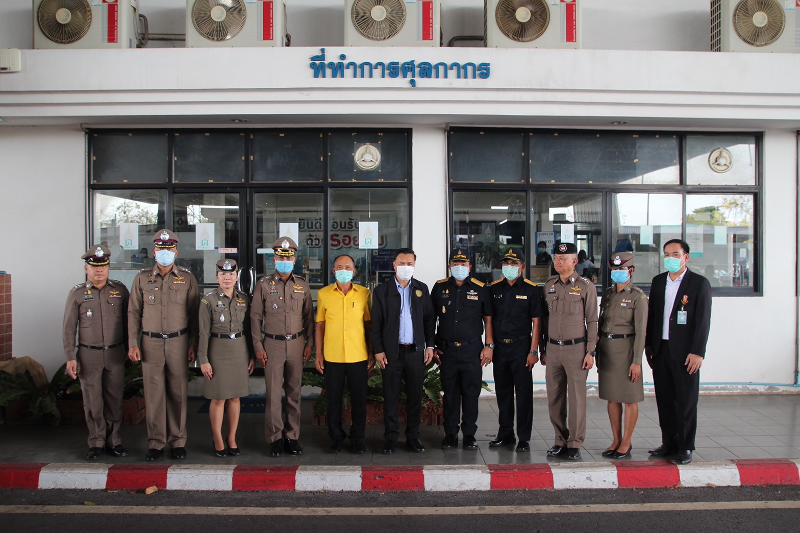 "รมช.ทรงศักดิ์" ลุยตรวจเยี่ยมด่านพรมแดนไทย-ลาว จ.หนองคาย ติดตามมาตรการป้องกันการแพร่ระบาดเชื้อไวรัสโควิด-19