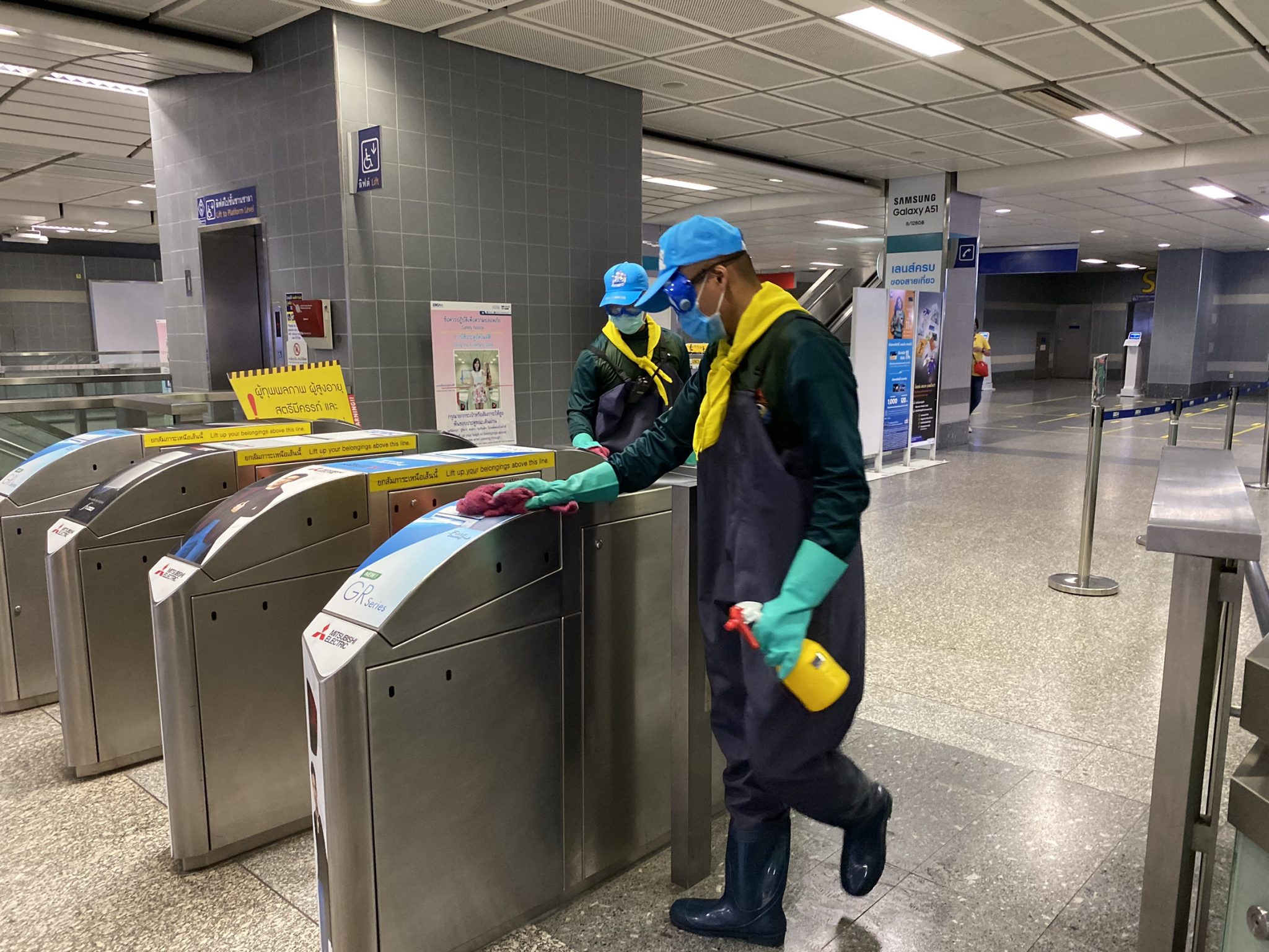 รฟม. ผนึกกำลังร่วมกับหน่วยงานรัฐ พ่นน้ำยาฆ่าเชื้อไวรัส COVID-19  สร้างความมั่นใจแก่ผู้โดยสารรถไฟฟ้า MRT ตามนโยบายกระทรวงคมนาคม