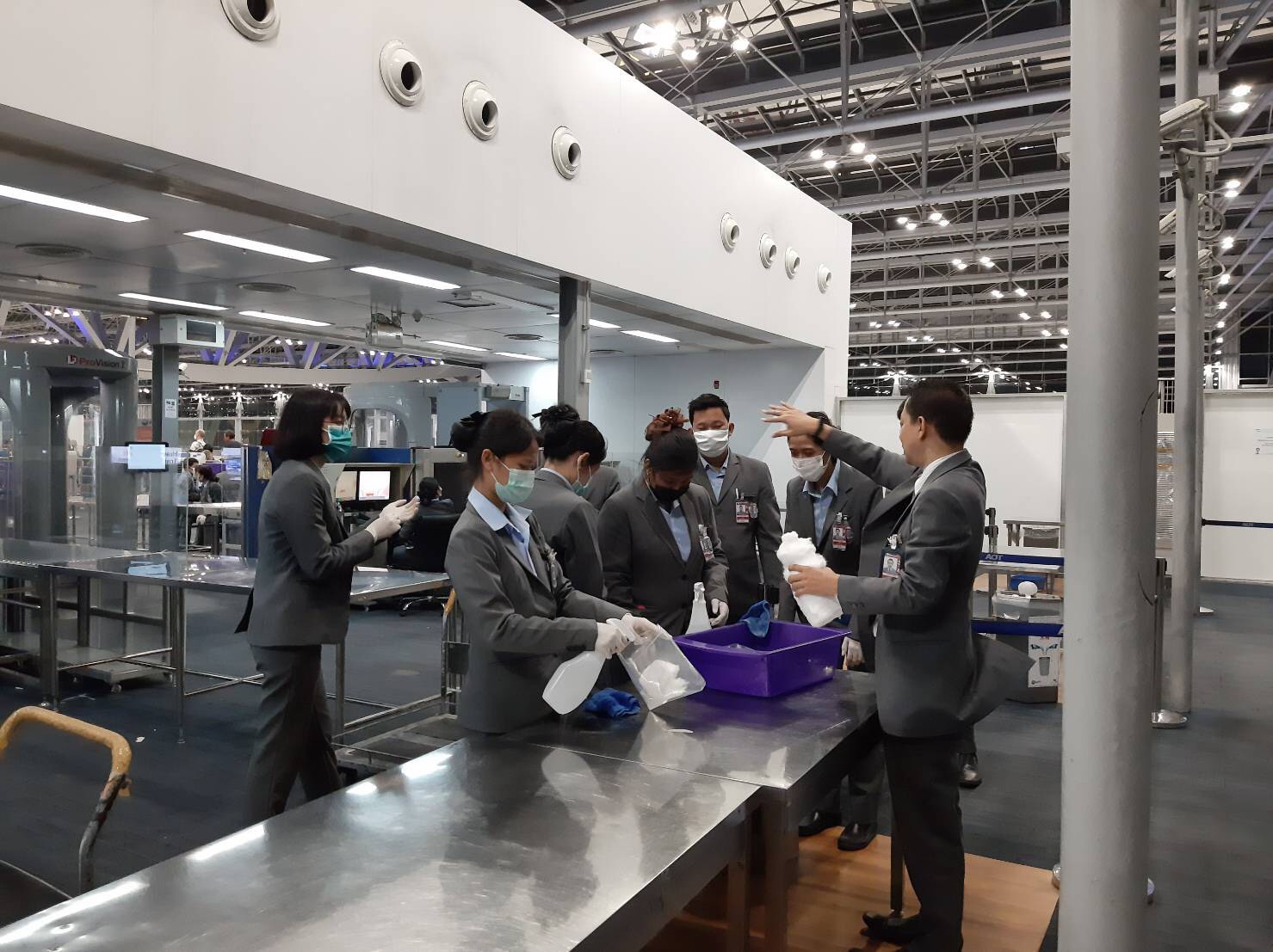 ท่าอากาศยานสุวรรณภูมิเพิ่มรอบการทำความสะอาดพื้นที่จุดตรวจค้นผู้โดยสารขาออก ตามมาตรการเพื่อป้องกันโรคCOVID-19