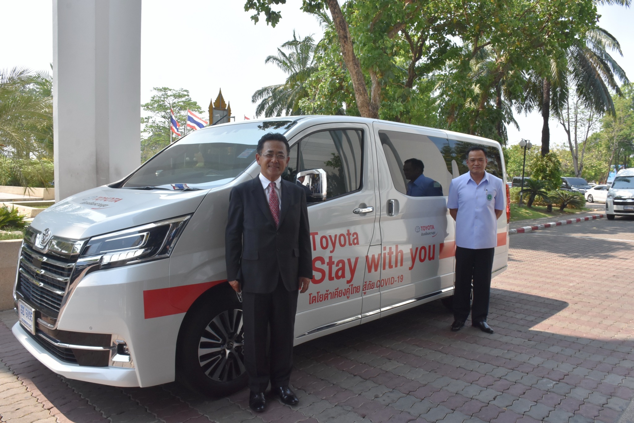 "อนุทิน" รองนายกฯ และรมว.สธ. รับมอบสิ่งของสนับสนุนการทำงาน สู้โควิด-19 จากครอบครัวโตโยต้า