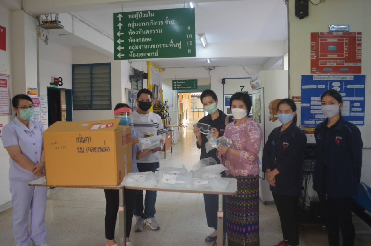 "ศรีนวล" ส.ส.เชียงใหม่ มอบเครื่องวัดอุณหภูมิ และข้าวสารอาหารแห้ง ให้กับชาวบ้านในเขต 8