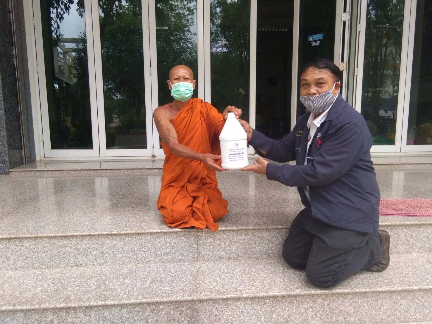 "พรชัย" ส.ส.นครราชสีมา มอบหมายให้ตัวแทน นำแอลกอฮอล์ไปถวายวัด ในอำเภอครบุรี