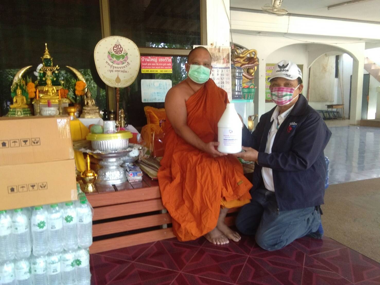‘พรชัย’ ส.ส.นครราชสีมา ส่งตัวแทนลงพื้นที่นำเอาแอลกอฮอล์ล้างมือไปถวายพระคุณเจ้าตามวัดต่างๆ และฉีดพ่นฆ่าเชื้อไวรัส โควิด-19