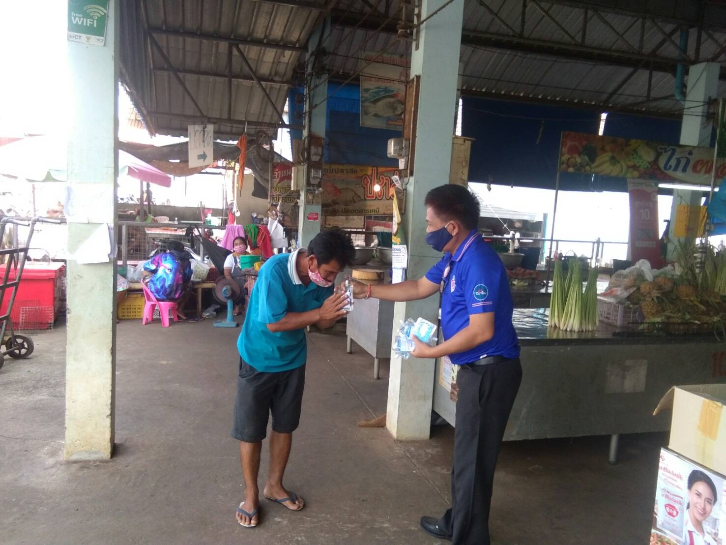 "พรชัย" ส.ส.นครราชสีมา เขต 10 ลงพื้นที่ต่อเนื่อง ฉีดพ่นน้ำยาฆ่าเชื้อโรค และนำแอลกอฮอล์เจล แจกให้ประชาชน ป้องกันโควิด-19
