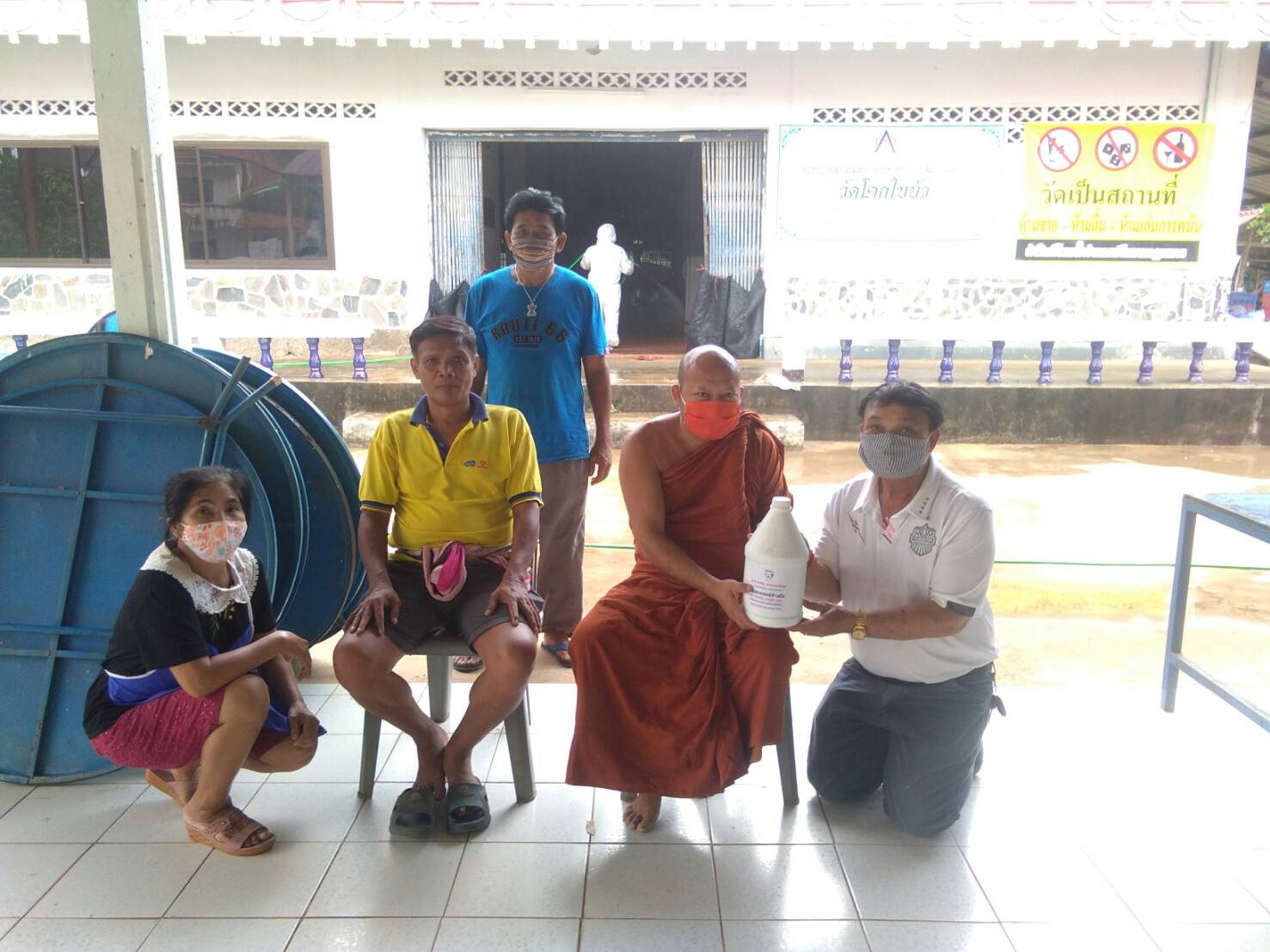 "ส.ส.พรชัย" มอบหมาย ผช.ส.ส. ลงพื้นที่ฉีดพ่นน้ำยาฆ่าเชื้อ และมอบเจลแอลกอฮอล์ตามวัด เขต 10 โคราช