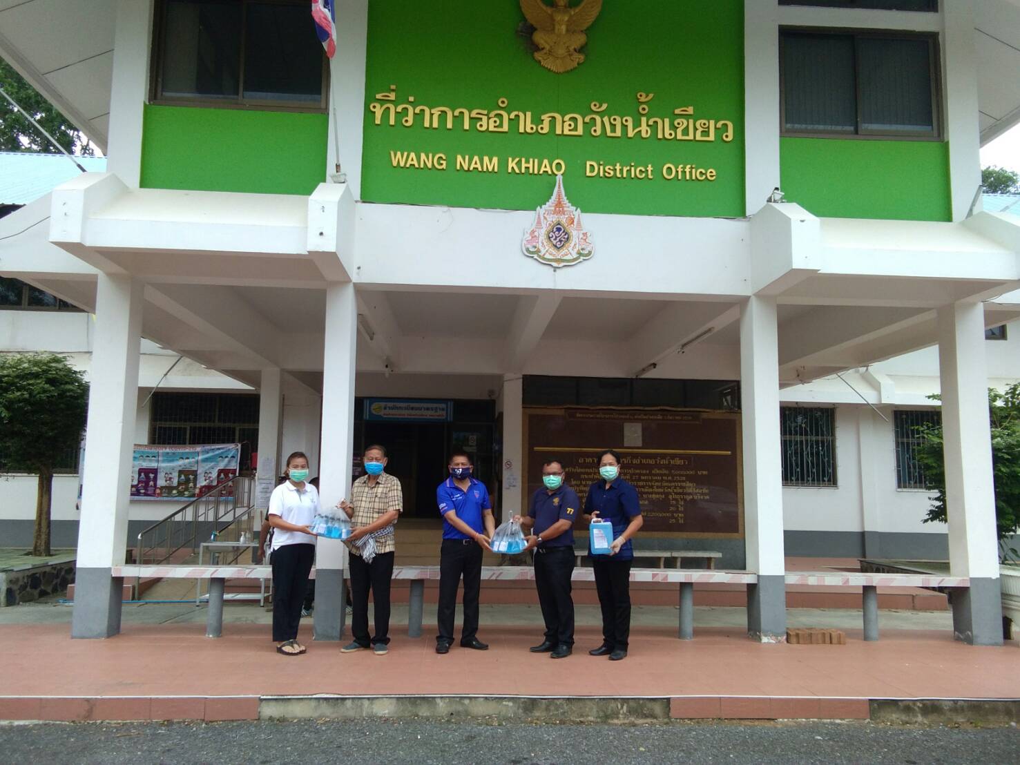 ‘พรชัย’ ส.ส.นครราชสีมา ภท.ลงพื้นที่มอบแอลกอฮอล์ล้างมือและหน้ากากอนามัย พร้อมทั้งฉีดพ่นน้ำยาฆ่าเชื้อไวรัส COVID-19 ที่ อ.วังน้ำเขียว