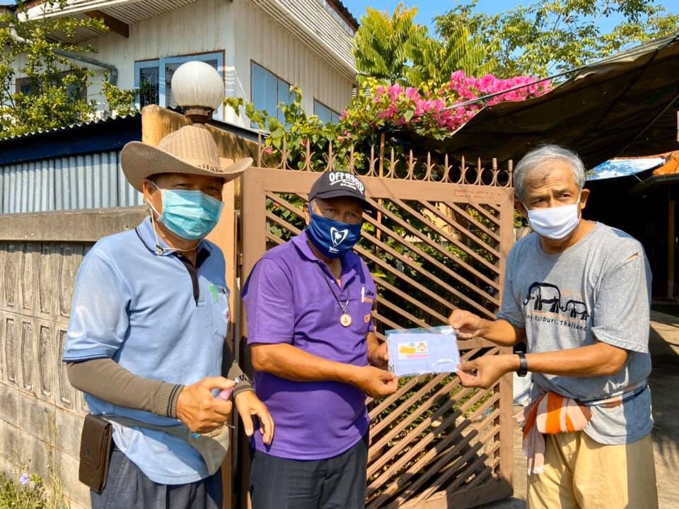 'สวาป' ส.ส.บัญชีรายชื่อ ภท. มอบหน้ากากอนามัยให้กับพี่น้องประชาชน ชาวทับสะแก