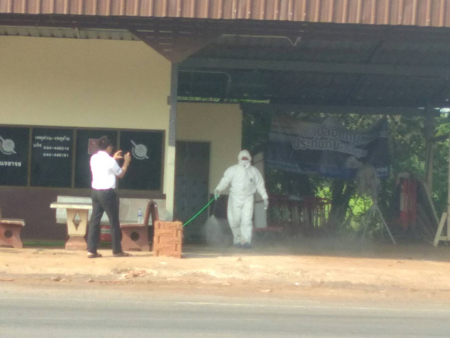 'พรชัย' ส.ส.ภท. นำทีมฉีดพ่นฆ่าเชื้อ Covid-19 พร้อมมอบแอลกอฮอล์ล้างมือ ในพื้นที่ จ.นครนาชสีมา