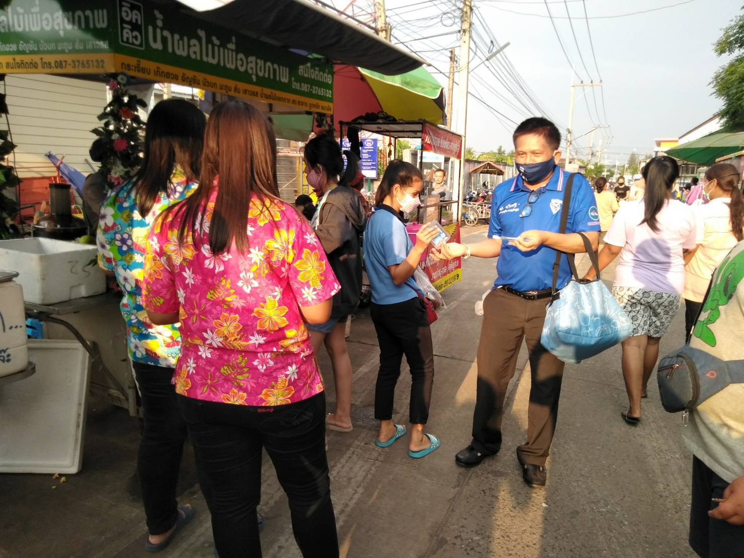 'พรชัย' ส.ส.นครราชสีมา ภท. ห่วงใยประชาชน เยี่ยมให้กำลังพร้อมนำแอลกอฮอล์แจกจ่ายพ่อค้า-แม่ค้าในตลาดแชะ ไว้ใช้ป้องกัน Covid-19