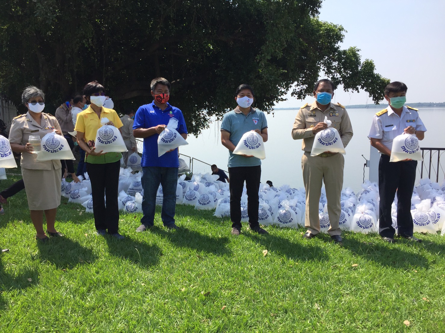 'ปกรณ์' ส.ส.สุรินทร์ ภท. ร่วมปล่อยพันธุ์กุ้งก้ามกราม ลงอ่างเก็บน้ำห้วยเสนง จังหวัดสุรินทร์