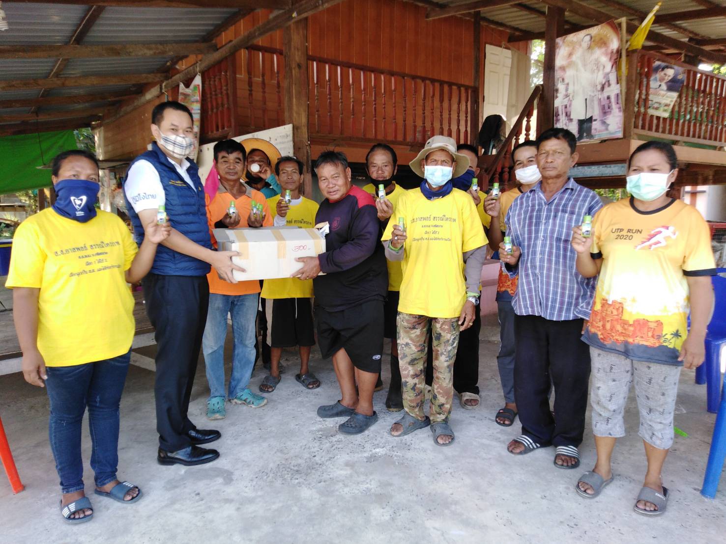 "อาสพลธ์" ส.ส.ศรีสะเกษ ภท. ร่วมหยุดเชื้อไวรัสโควิด-19 เดินหน้าพ่นยาฆ่าเชื้อตามพื้นที่ต่างๆ ใน จ.ศรีสะเกษ อย่างต่อเนื่อง