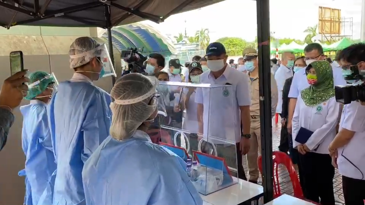 “อนุทิน” ลงพื้นที่ด่านตรวจคนเข้าเมือง จ.สงขลา ตรวจเยี่ยมระบบคุมโรค ย้ำ 42 ต่างชาติที่ติดเชื้อ ต้องได้รับการรักษาตามหลักมนุษยธรรม และจะไม่แพร่เชื้อสู่คนไทยแน่นอน