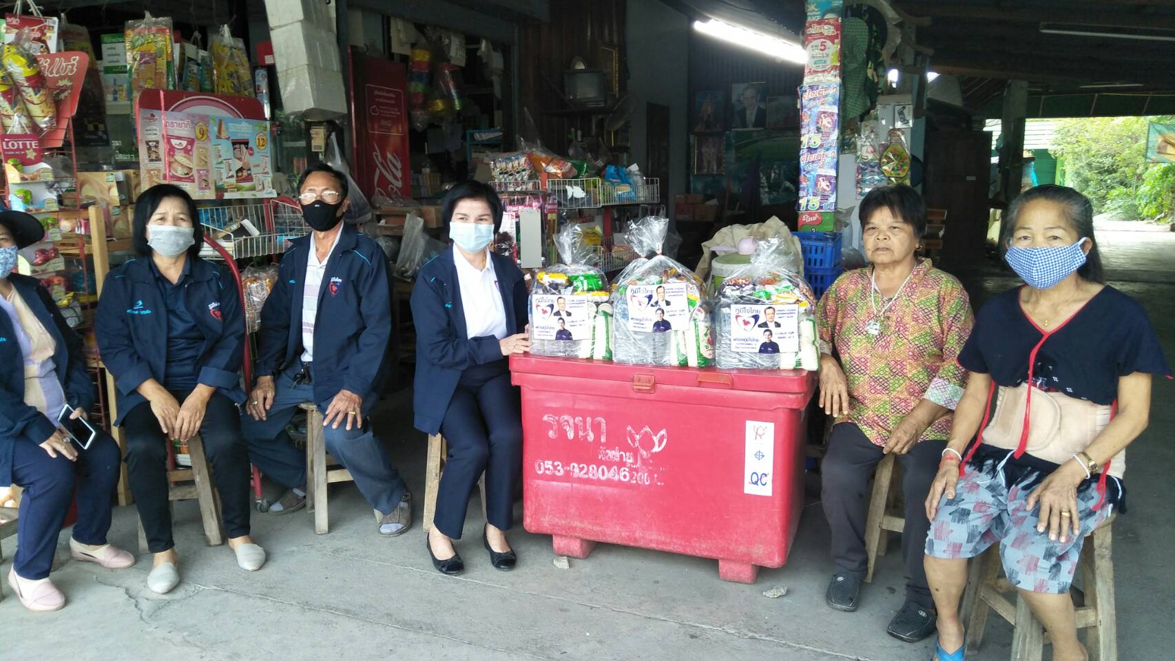 ‘ศรีนวล’ ส.ส.เชียงใหม่ ลงพื้นที่มอบของข้าวสารอาหารแห้งและเครื่องวัดอุณหภูมิให้ประชาชน เพื่อบรรเทาความเดือดร้อนจากโควิด-19 และPM2.5