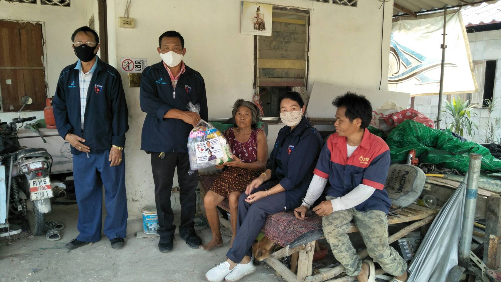 "ส.ส.ศรีนวล" ห่วงใยชาวบ้าน มอบหมายทีมงานมอบถุงยังชีพช่วยเหลือประชาชนในยามวิกฤต