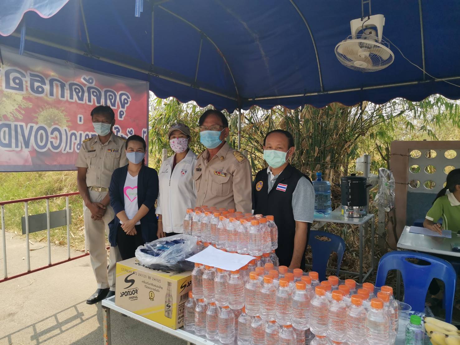 ‘ศรีนวล’ส.ส.เชียงใหม่ ภท. ห่วงใยประชาชน ส่งผู้ช่วยมอบหน้ากากอนามัย และเครื่องดื่มแก่เจ้าหน้าที่ด่านคัดกรอง ต.ดอนเปา อ.แม่วาง จ.เชียงใหม่