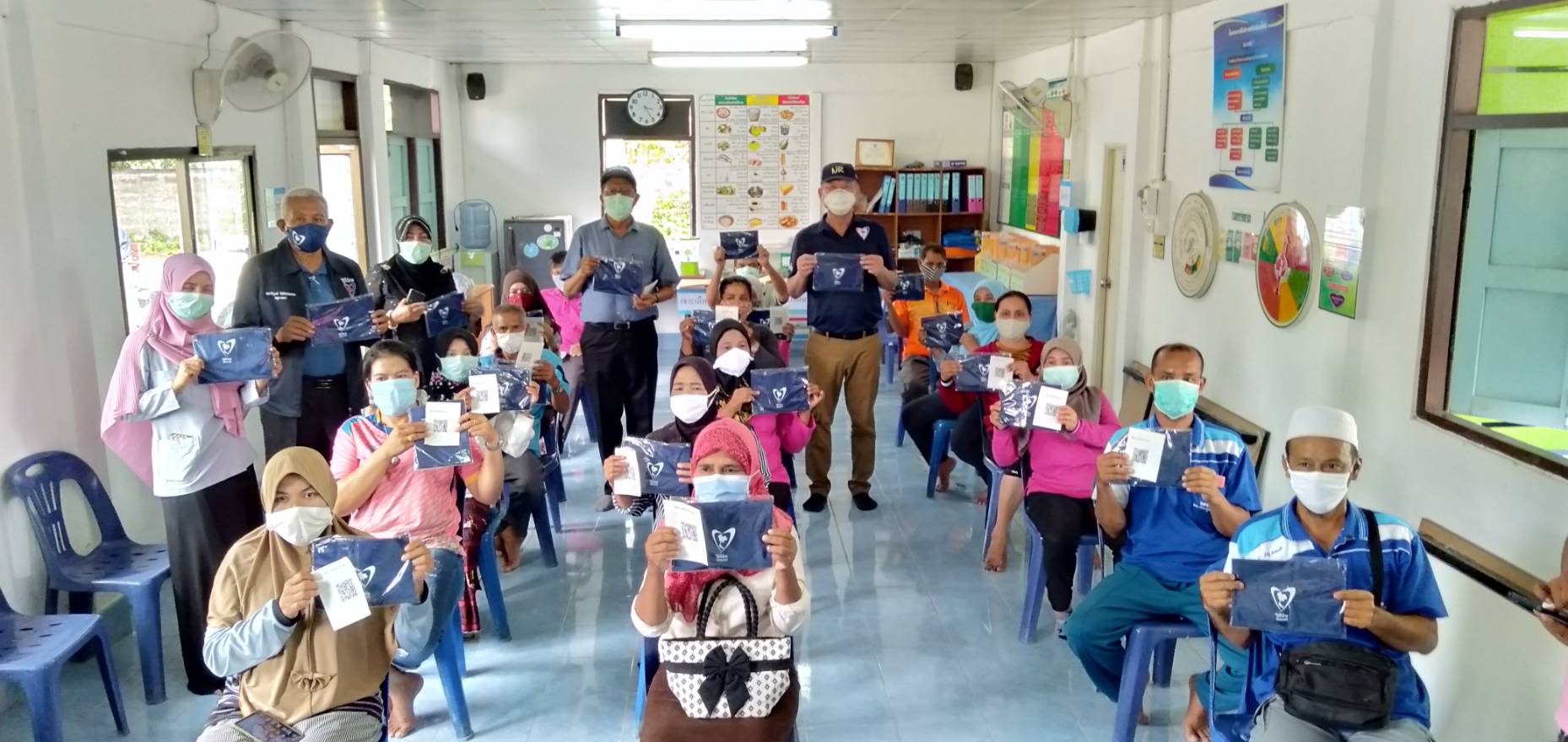 “พิบูลย์” ส.ส.สตูล ห่วงใยชาว อสม. เพราะถือเป็นด่านหน้าในการตรวจคัดกรองผู้ป่วยโควิด-19  พร้อมมอบแอลกอฮอล์และหน้ากากอนามัย