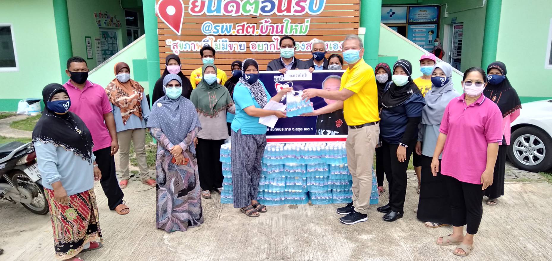 “ส.ส.พิบูลย์” ลงพื้นที่ 4 ตำบล ใน จ.สตูล มอบแอลกอฮอล์ ให้ อสม. รพ.สต. นำไปแจกจ่ายชาวบ้านทุกครัวเรือน