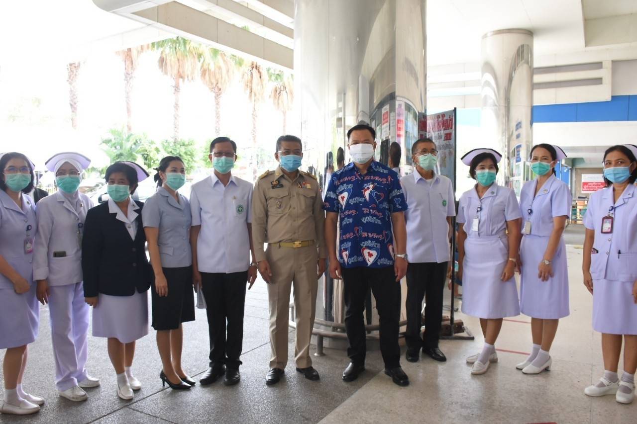 “อนุทิน” ให้กำลังใจ เจ้าหน้าที่แพทย์พยาบาล – อสม.ปทุมธานี ย้ำ สธ.ไม่ทอดทิ้ง คนหน้างานเพราะเป็นกำลังสำคัญสู้โควิด-19