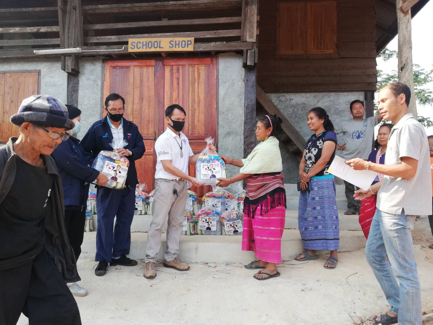 ‘ศรีนวล’ ส.ส.เชียงใหม่ ภท. ส่งตัวแทนมอบถุงยังชีพแก่ผู้ประสบอุทกภัย บ้านหนองมณฑา!
