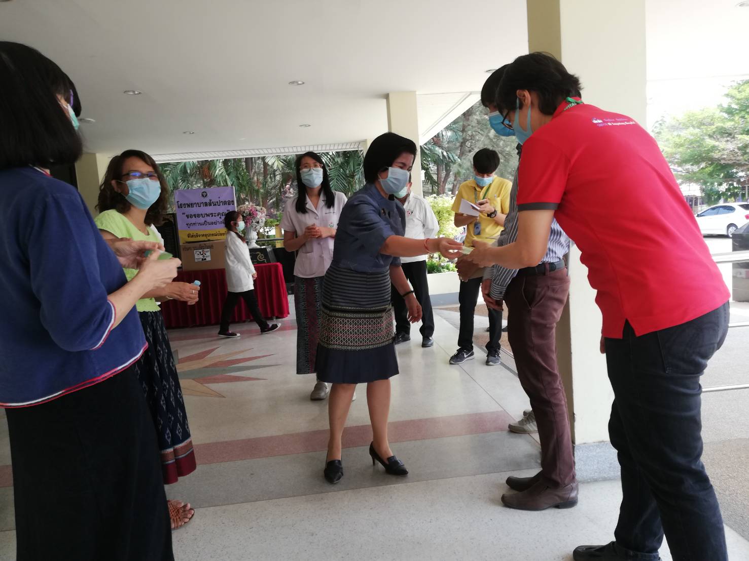 "ส.ส.ศรีนวล" พร้อมทีมงาน นำเครื่องอุปโภค-บริโภค ข้าวสาร อาหารแห้ง มอบให้แก่ประชาชนใน อ.แม่วาง จ.เชียงใหม่