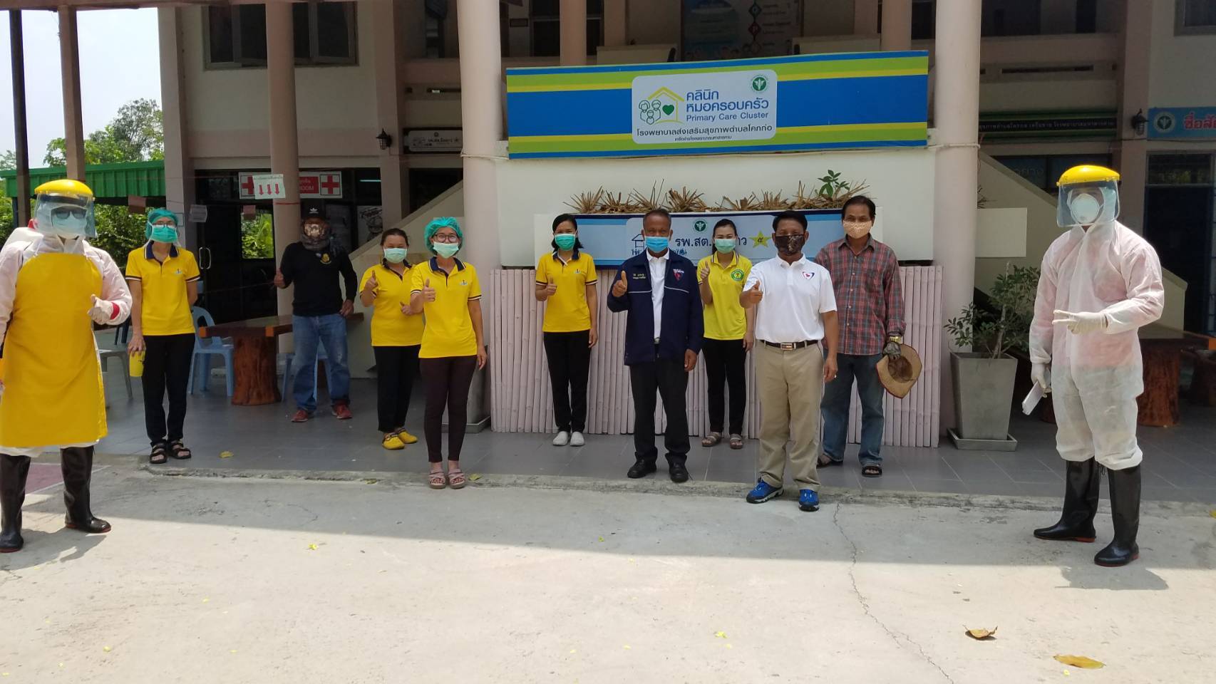 "สำลี รักสุทธี" ส.ส.มหาสารคาม ลงพื้นที่ช่วยฉีดพ่นยาฆ่าเชื้อป้องกัน Covid-19 อบต.โคกก่อ