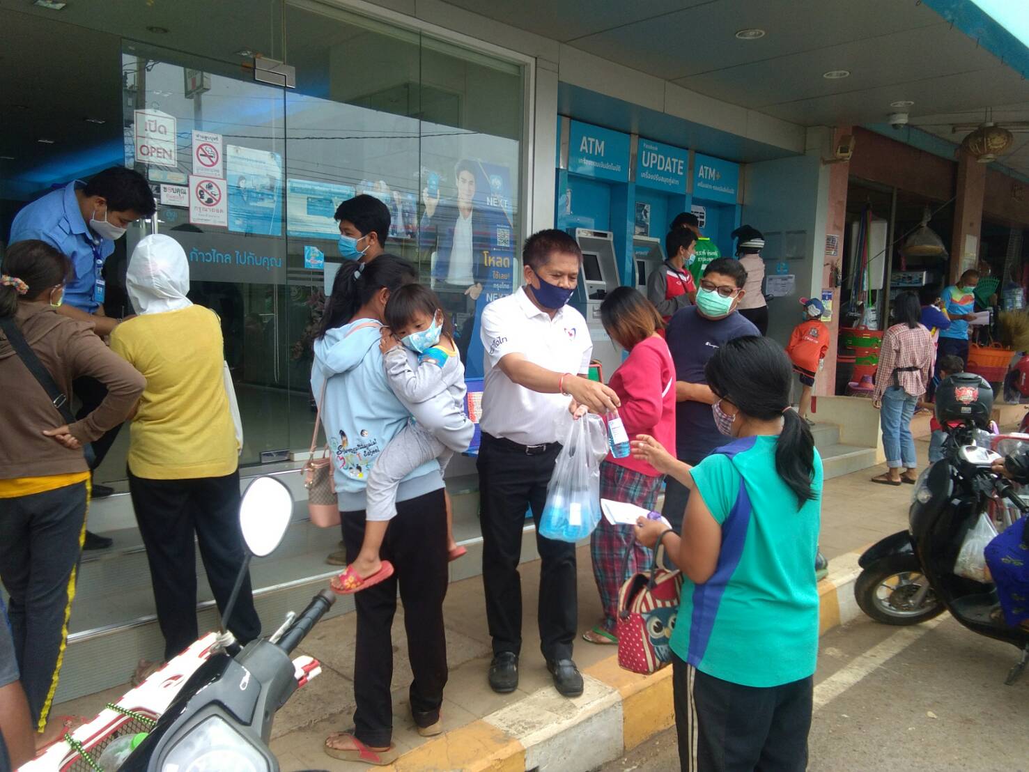 “ส.ส.พรชัย” ห่วงใยประชาชน ลงพื้นที่ช่วยเหลือมอบสิ่งของจำเป็นแก่ชาวบ้านอย่างต่อเนื่อง