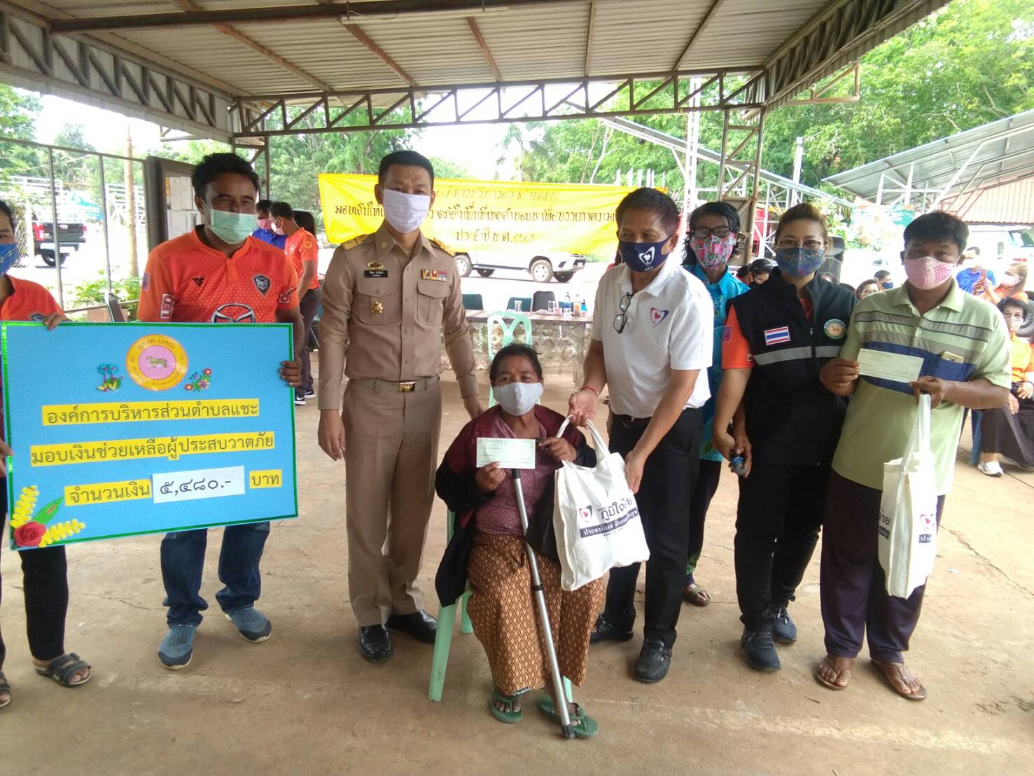 "ส.ส.พรชัย" ห่วงชาวโคราช มอบถุงยังชีพแก่ผู้ประสบวาตภัย ในพื้นที่ต.แชะ อ.ครบุรี จ.นครราชสีมา