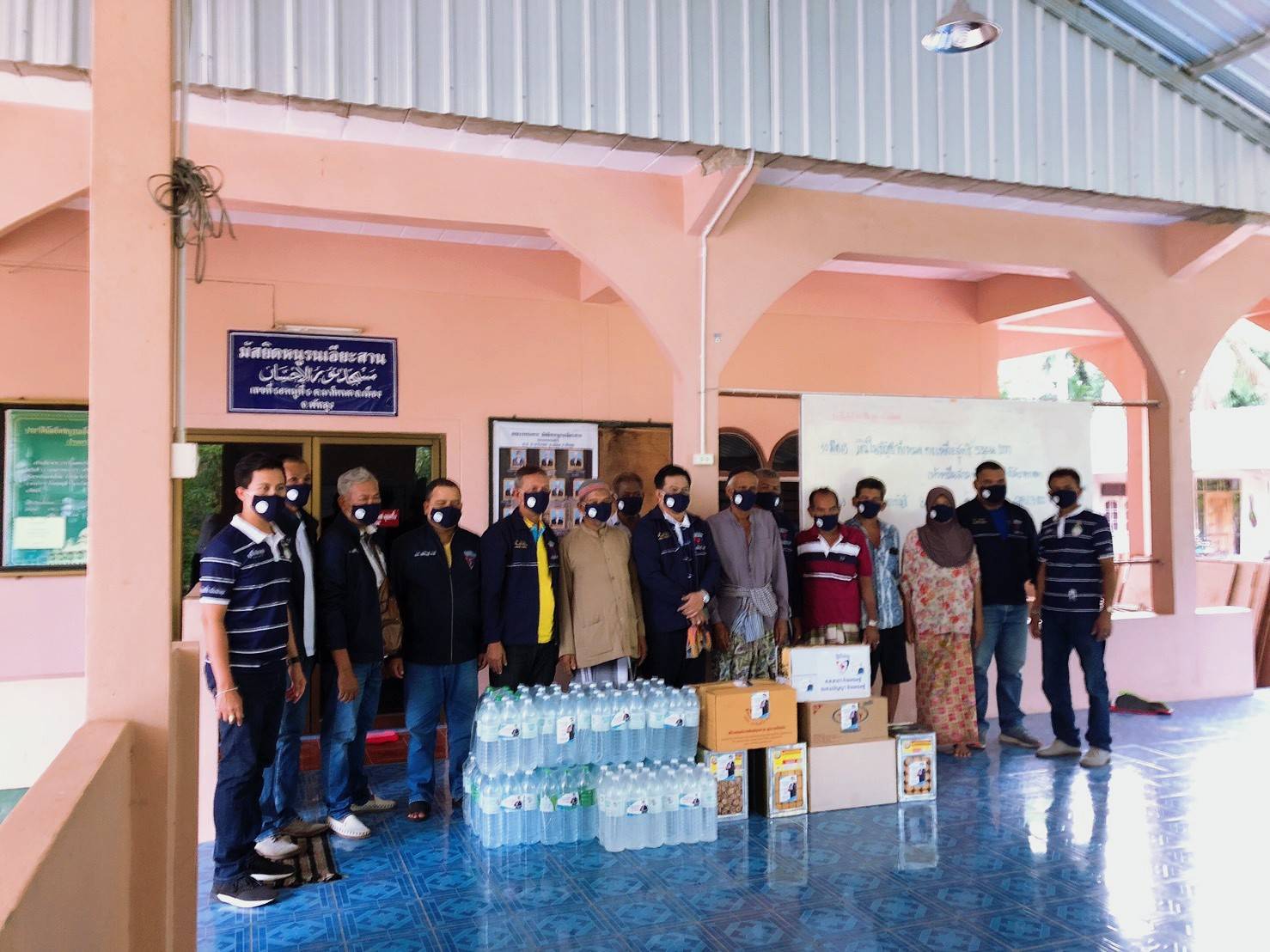 "ส.ส.ภูมิศิษฏ์ คงมี" นำของใช้จำเป็นมอบให้กับพี่น้องชาวมุสลิม มัสยิดเกาะไม้ดัก ต.นาโหนด อ.เมือง จ.พัทลุง