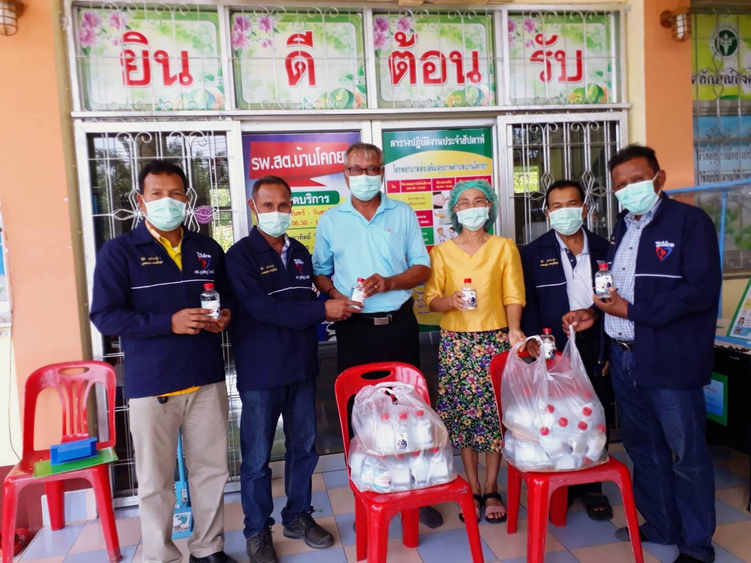 "ภูมิศิษฏ์" ส.ส.พัทลุง มอบหมายให้ทีมงานนำแอลกอฮอล์มให้กับ รพ.สต.ใน อ.เขาชัยสน ซึ่งได้รับการสนับสนุนจาก "รมว.พิพัฒน์-ดร.นาที รัชกิจประการ"