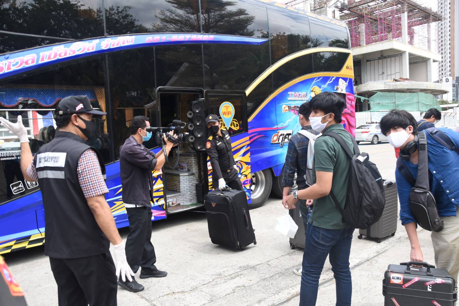 "กรมการขนส่งทางบก" ร่วมส่งผู้ที่ได้รับการกักตัวเฝ้าระวังโควิด-19 ครบ 14 วันแล้ว