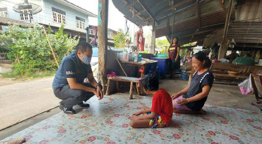 "ส.ส.อาสพลธ์" เข้าพบ พมจ.ศรีสะเกษ ทวงถาม แทนชาวบ้านเรื่องเงินช่วยเหลือเด็กแรกเกิด ผู้พิการ และผู้ยากไร้