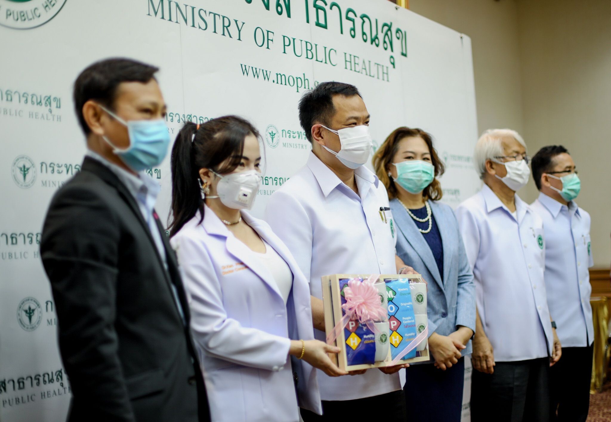 "อนุทิน" ขอบคุณเอกชน หลังหลายหน่วยงานสนับสนุนเวชภัณฑ์สู้โควิด 19 ชี้ น้ำใจคนไทย คืออาวุธที่สำคัญที่สุด