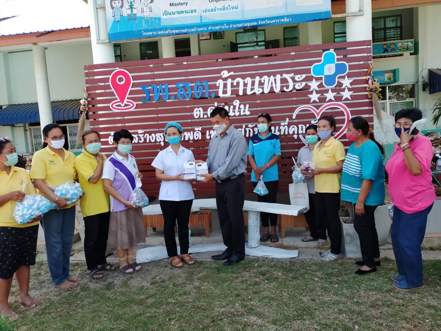 "นายวิสิทธิ์" ส.ส.นครราชสีมา เขต 13 ลงพื้นที่มอบแอลกอฮอล์และหน้ากากผ้า ให้กับ รพ.สต.ในพื้นที่ ซึ่งได้รับการสนับสนุนจาก "รมช.วีรศักดิ์"